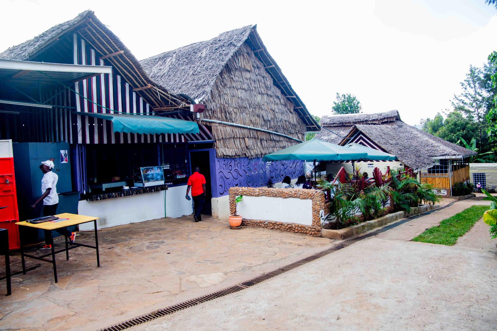Thatched-roof buildings at La Casa de Ocio
